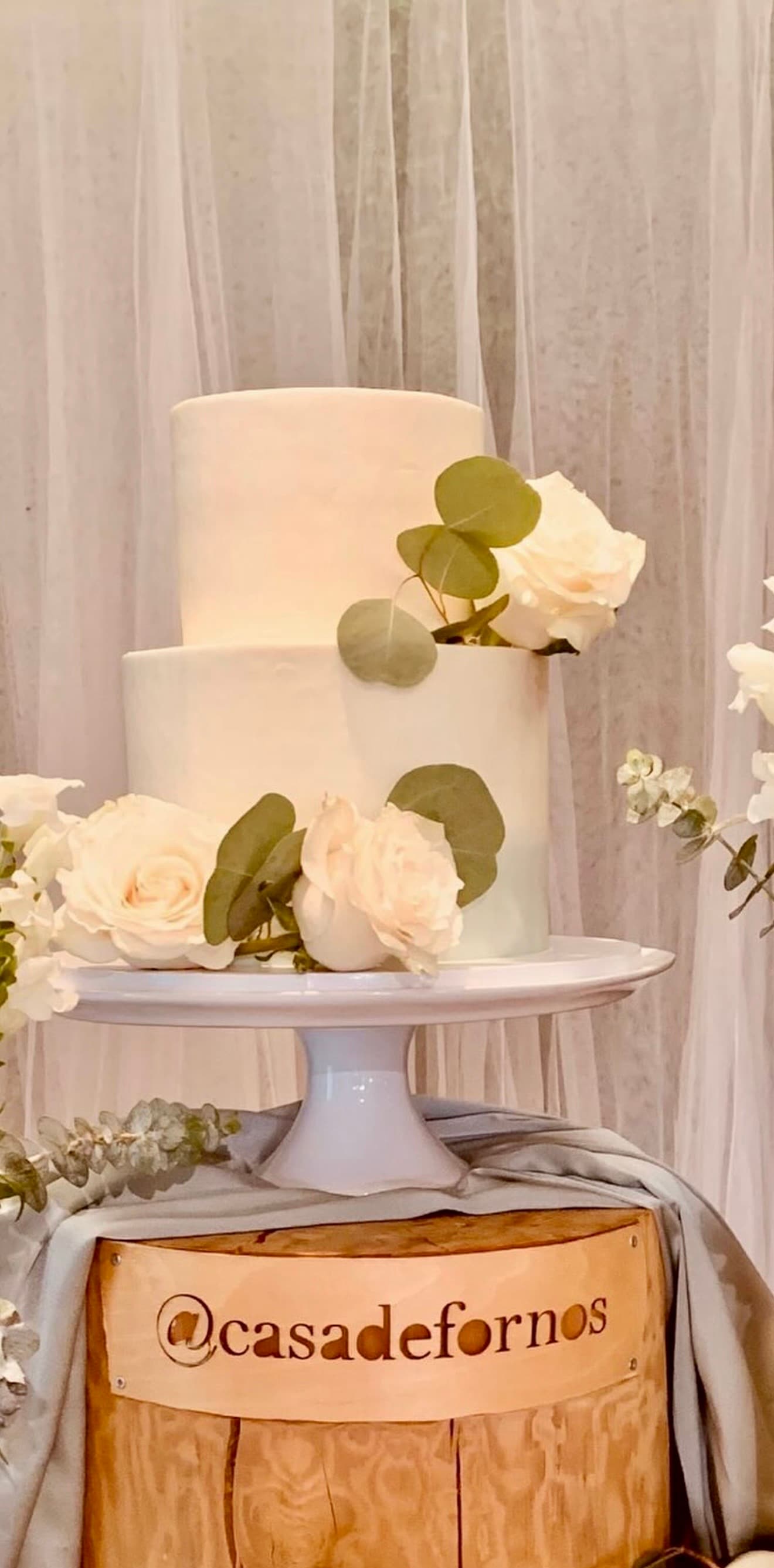 Elegante rosas brancas — bolo de casamento por Fran Benetati, Santa Maria da Feira