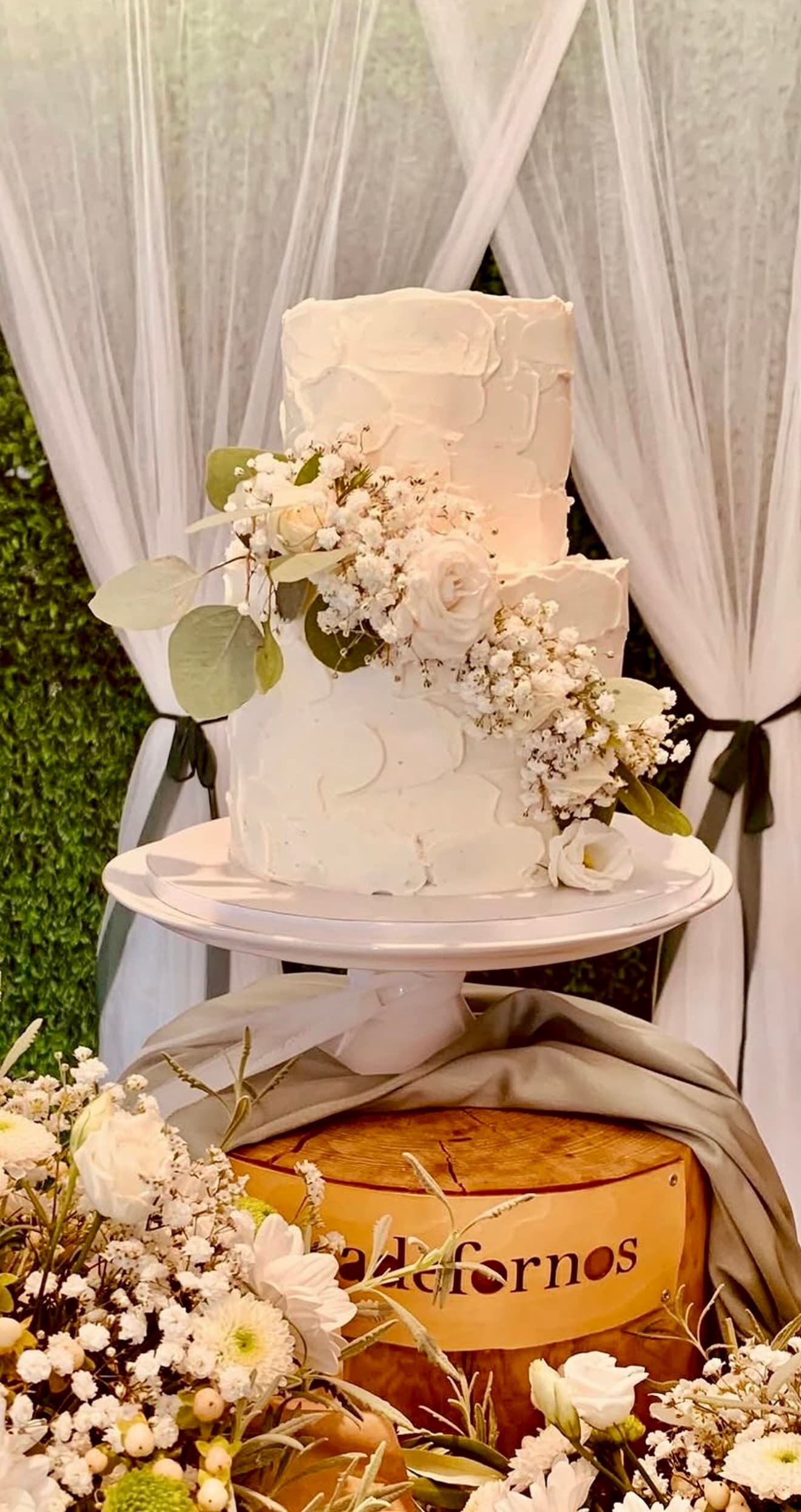 Flores brancas rustico — bolo de casamento por Fran Benetati, Santa Maria da Feira
