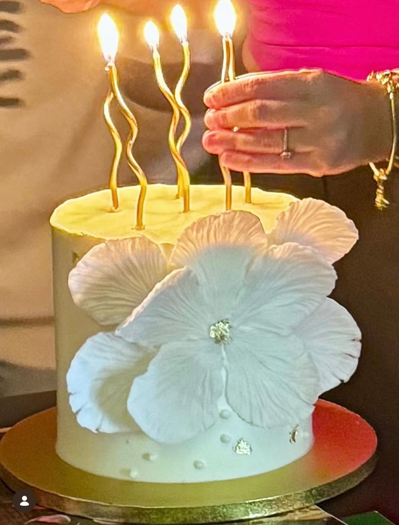 Flor branca velas — bolo de aniversário por Fran Benetati, Santa Maria da Feira
