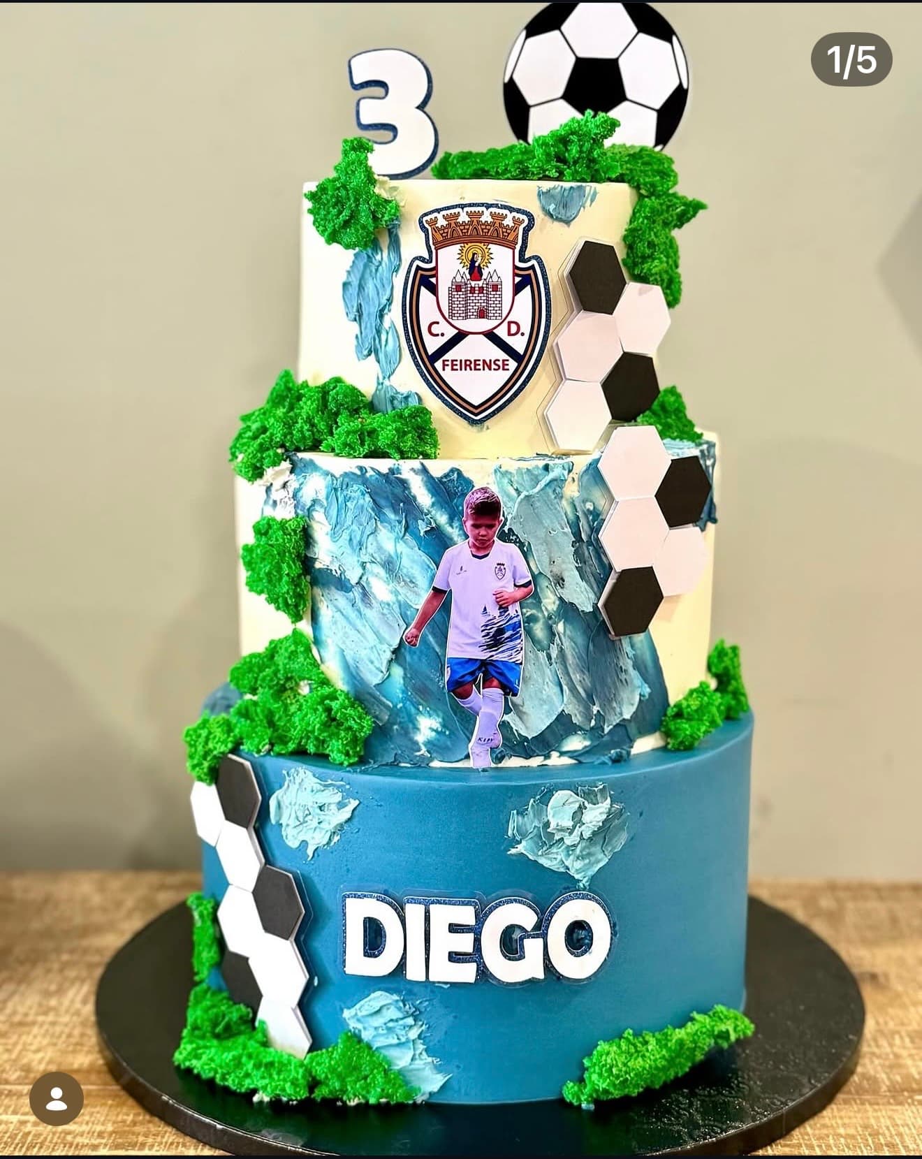 Futebol Feirense — Três andares com emblema do Feirense, bola de futebol, hexágonos, relva e foto personalizada.