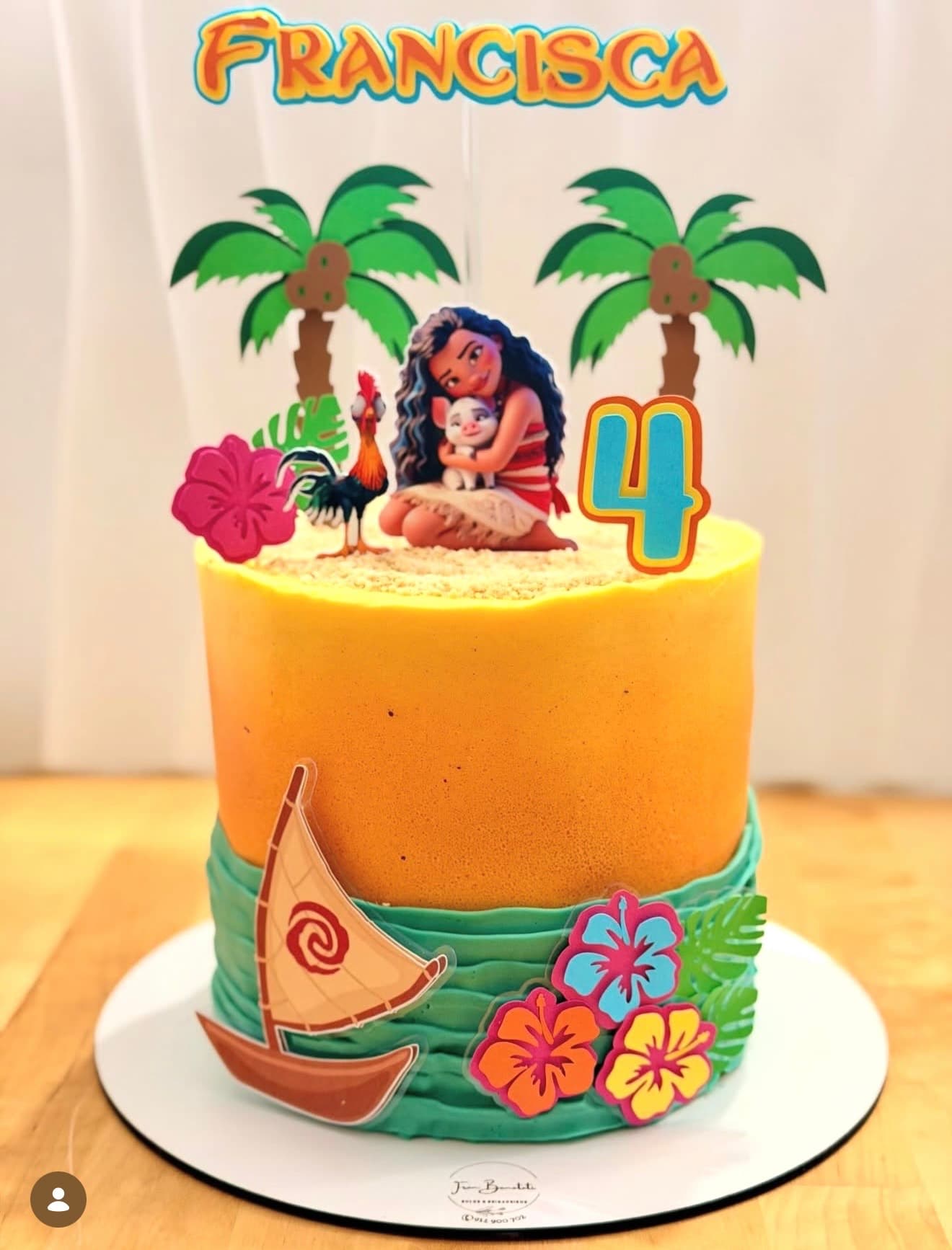 Moana Aventureira — Tema tropical com palmeiras, barco à vela, flores havaianas e tons dourados e verdes.