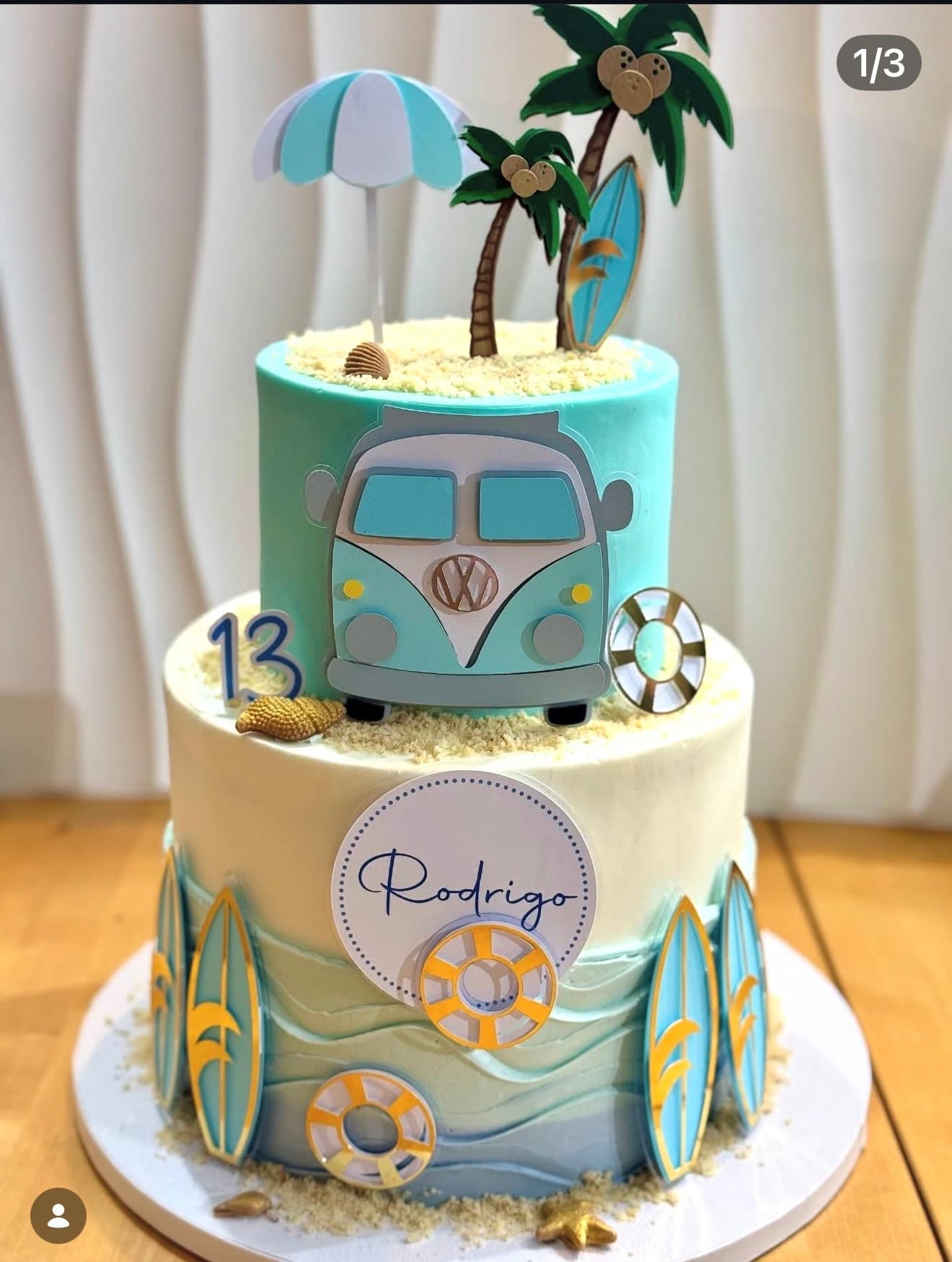 Surf & Praia — Dois andares com carrinha VW vintage, pranchas de surf, palmeiras e ondas do mar.