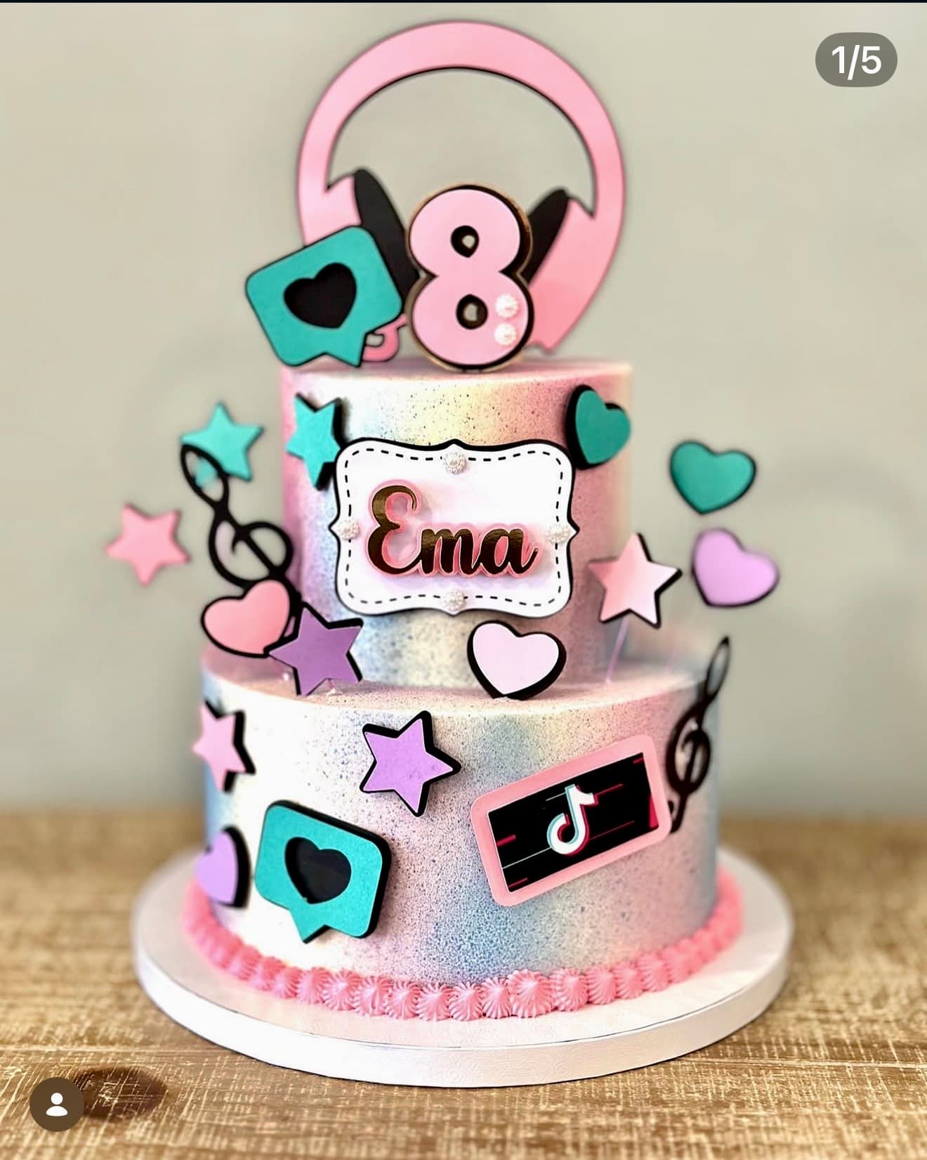 TikTok Party — Dois andares iridescentes em tons rosa e lilás com ícones TikTok, estrelas, corações e notas musicais.